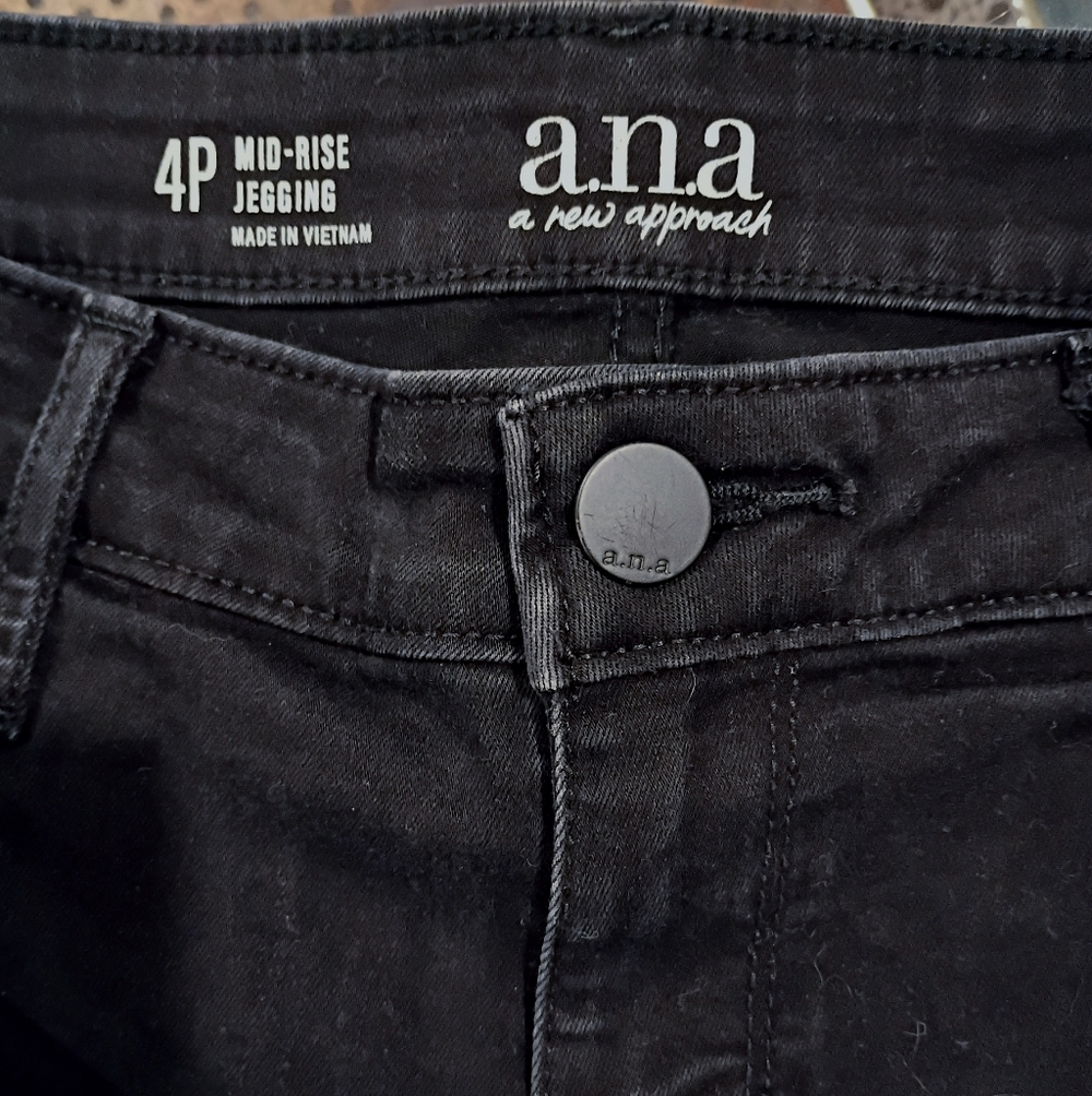 a.n.a Women's Black Skinny Jeans Size 4P